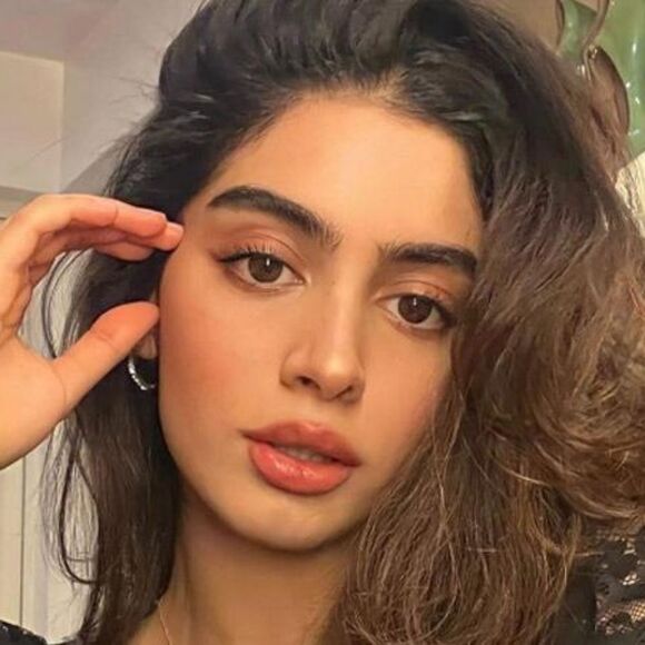 MAC Velvet Blur Slim Stick Lipstick in Sweet Cinnamon (Mid tone peachy nude) - Picture 5 of 17